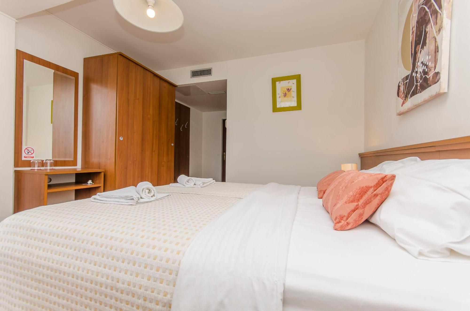 House Hotel Plava Laguna Tisno Exterior foto