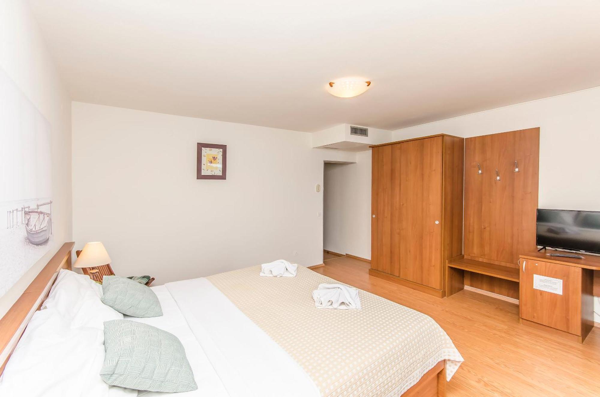 House Hotel Plava Laguna Tisno Exterior foto