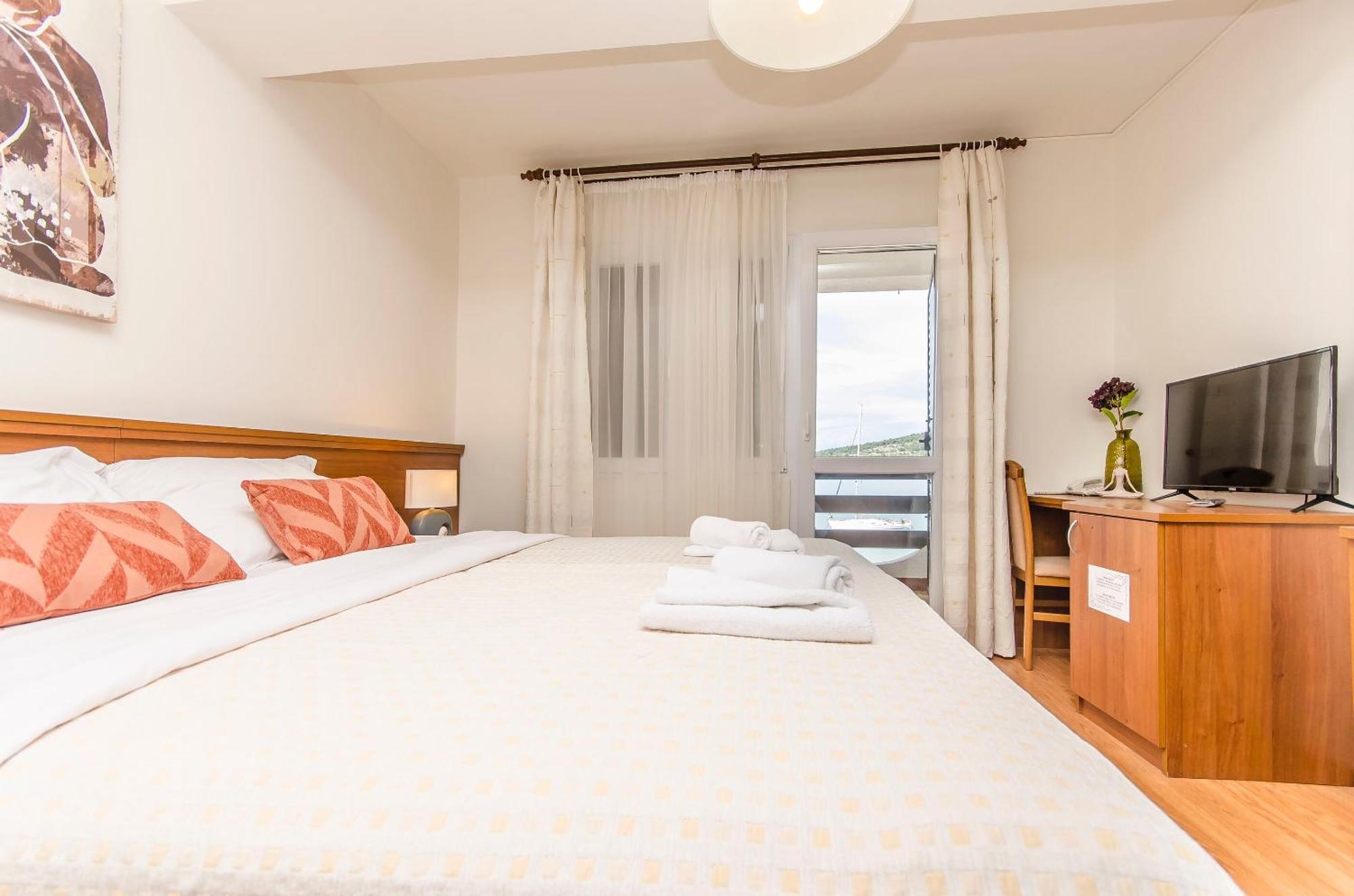 House Hotel Plava Laguna Tisno Exterior foto
