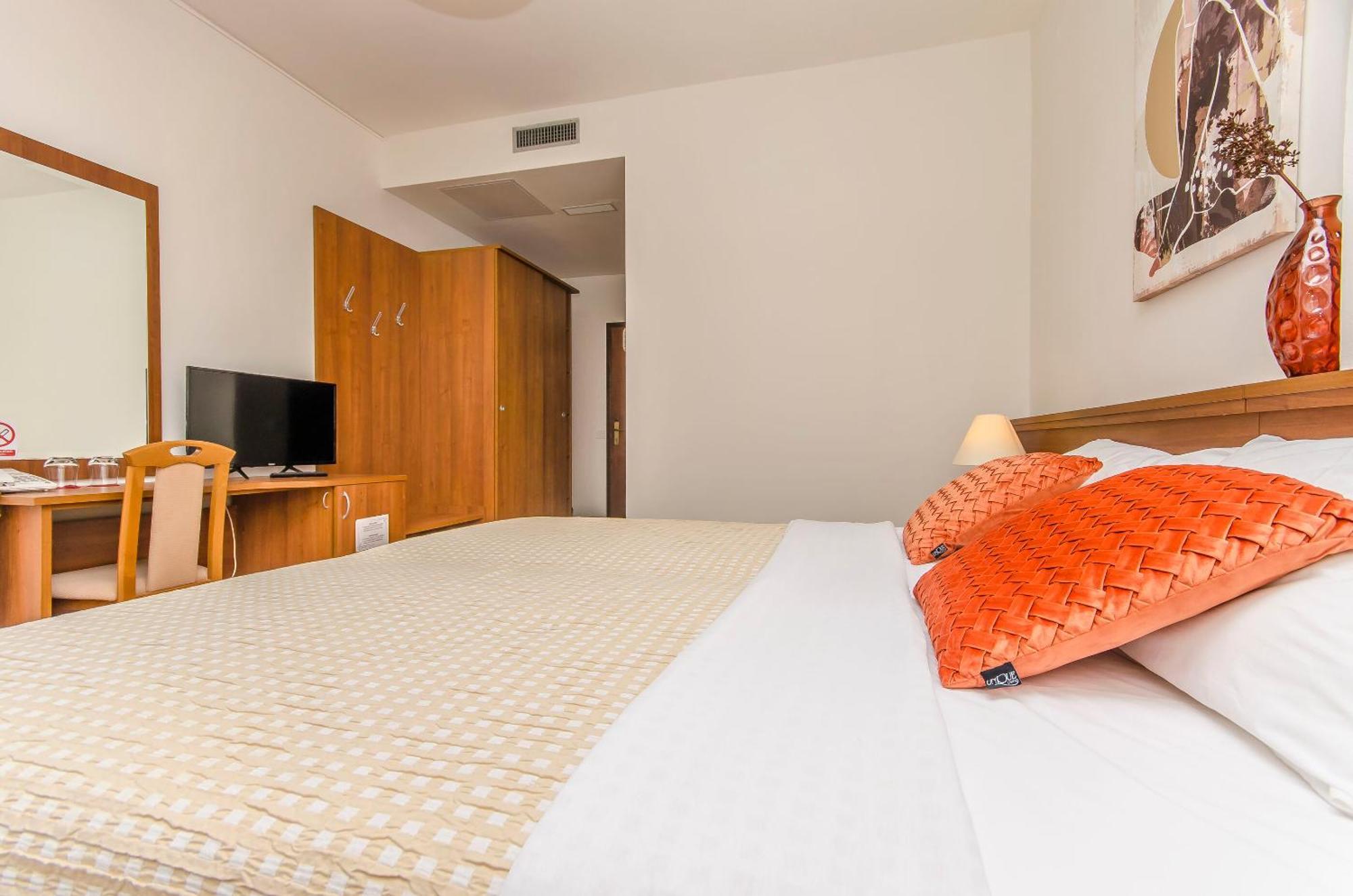 House Hotel Plava Laguna Tisno Exterior foto