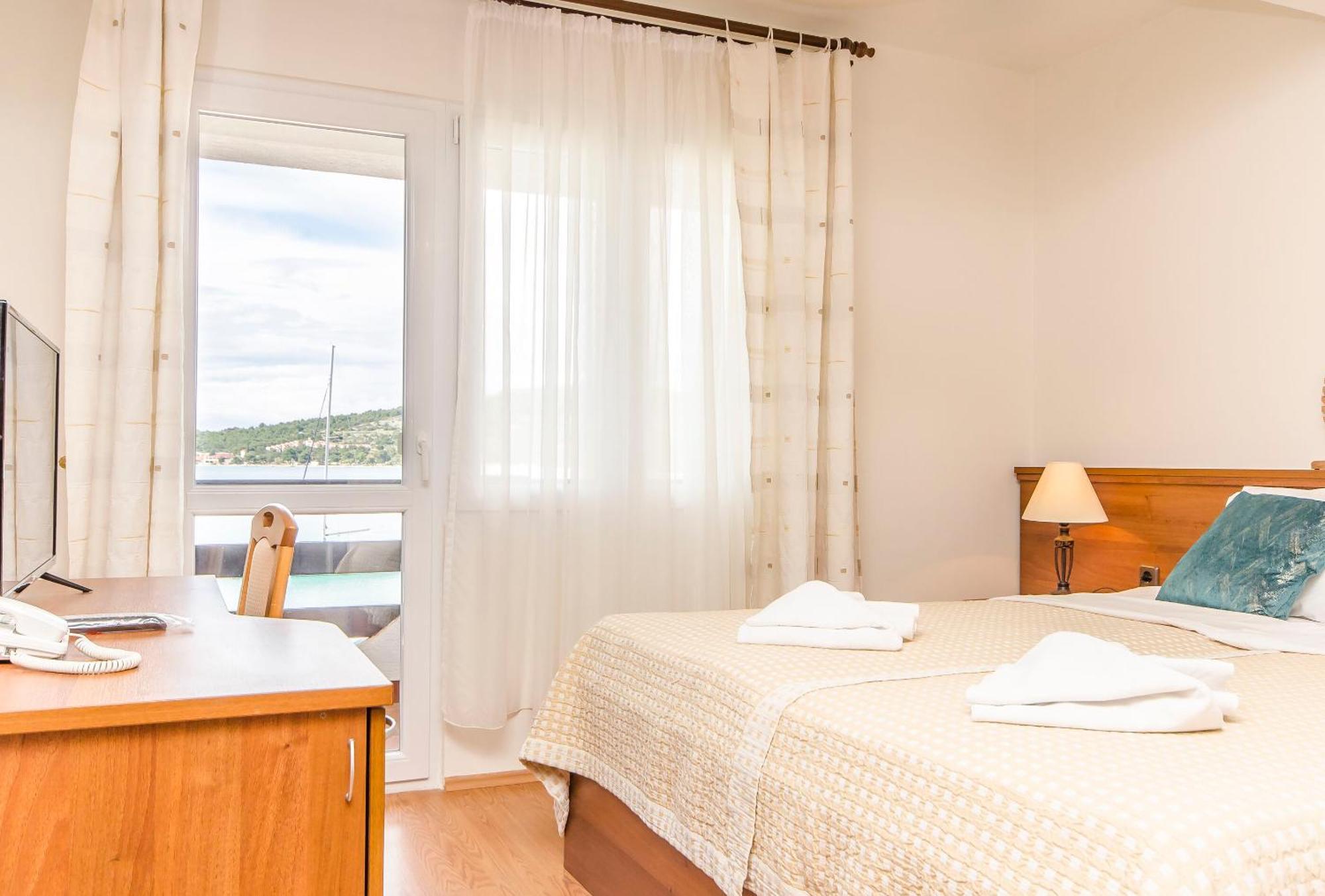 House Hotel Plava Laguna Tisno Exterior foto