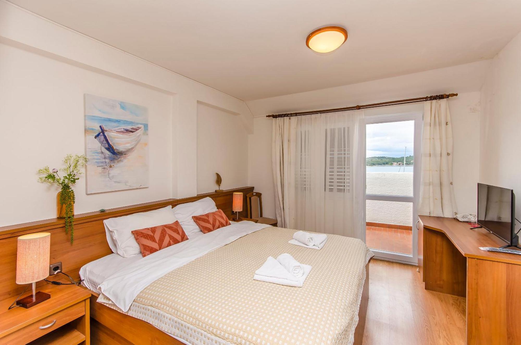 House Hotel Plava Laguna Tisno Exterior foto
