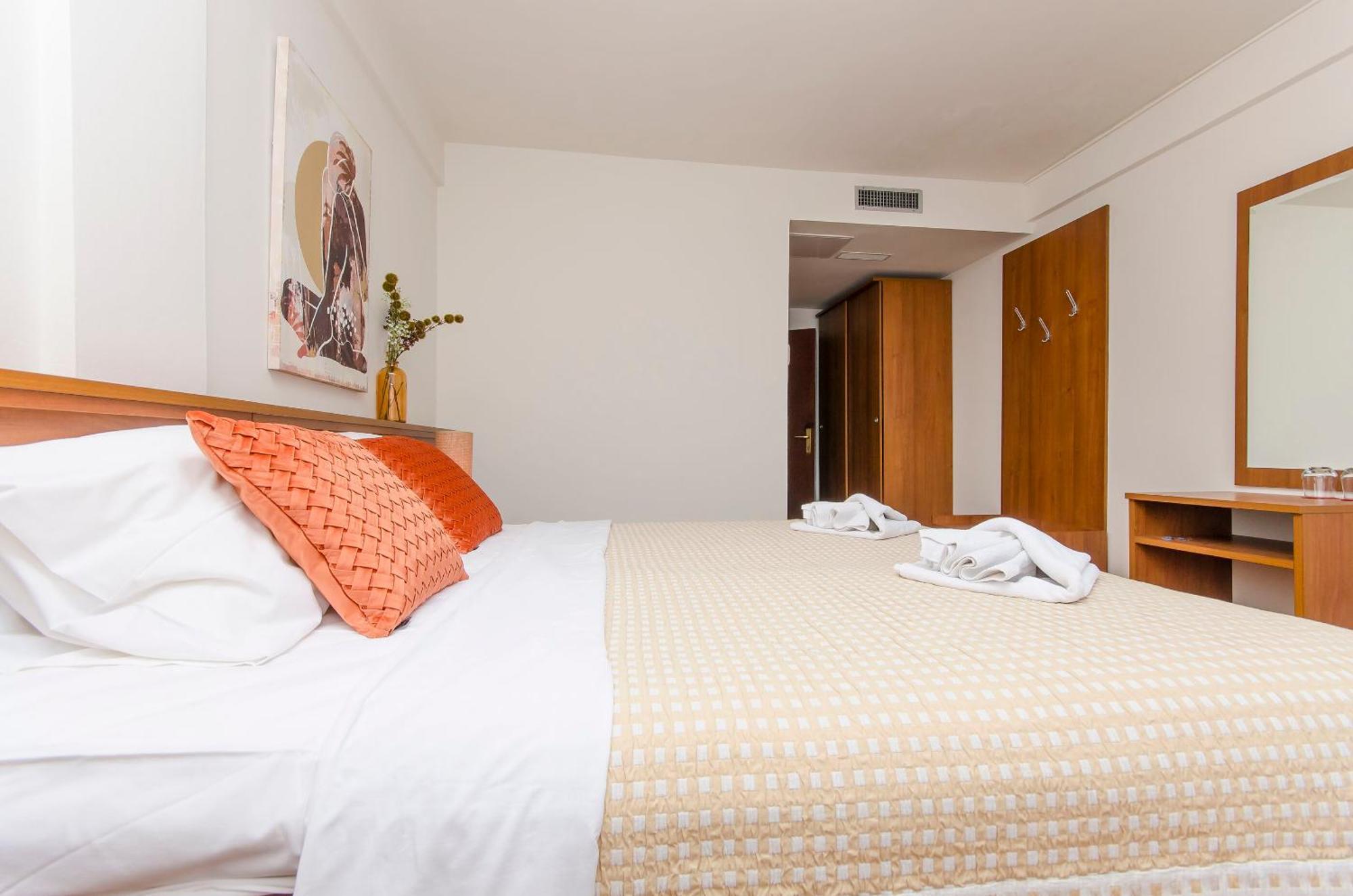 House Hotel Plava Laguna Tisno Exterior foto