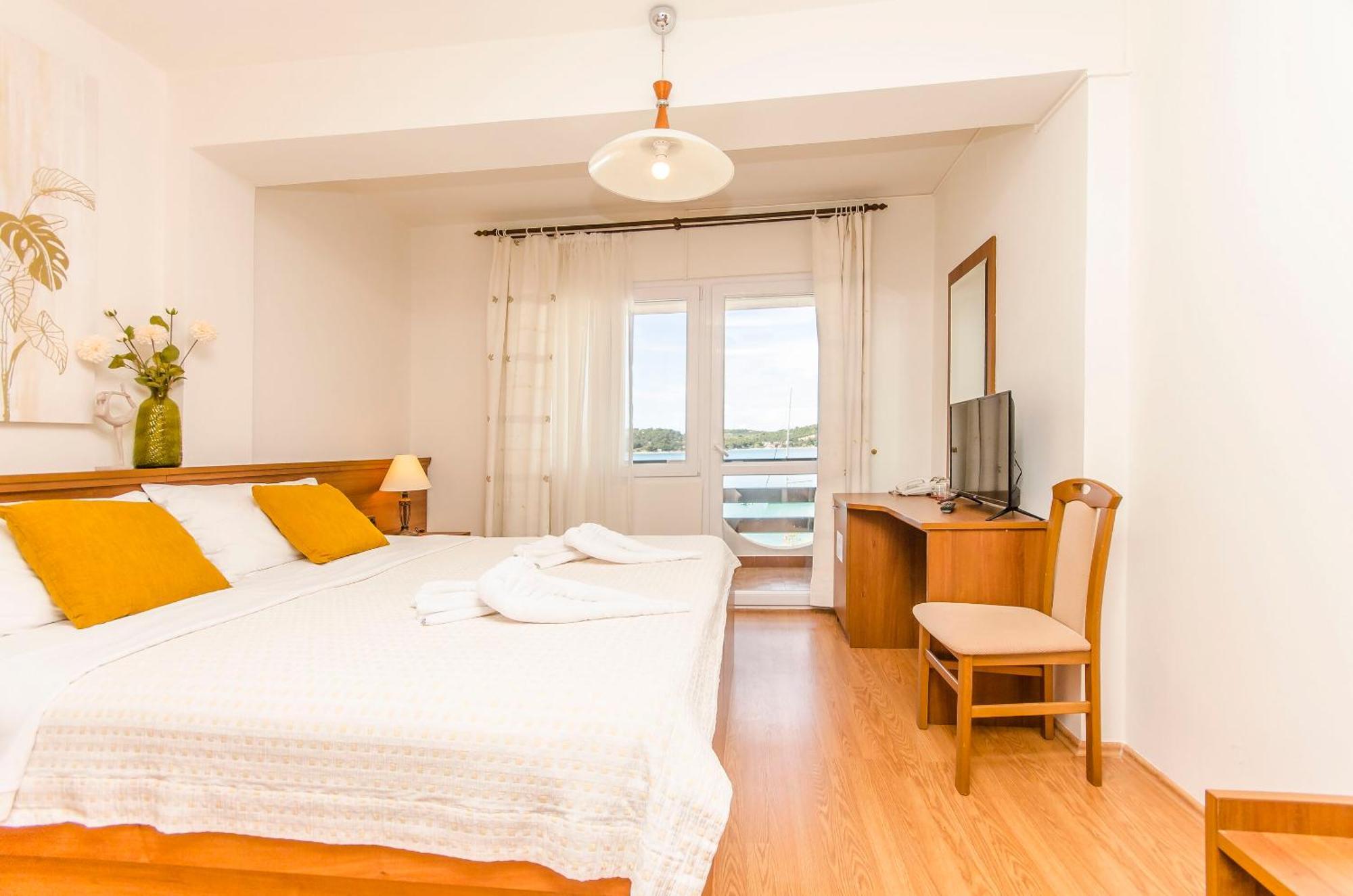House Hotel Plava Laguna Tisno Exterior foto