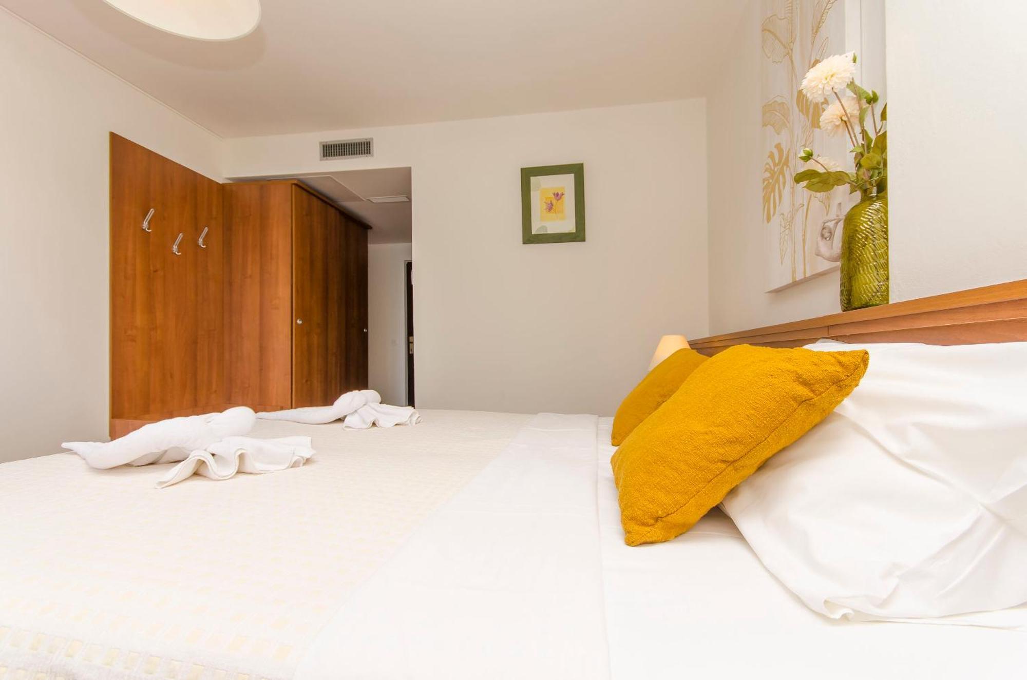 House Hotel Plava Laguna Tisno Exterior foto