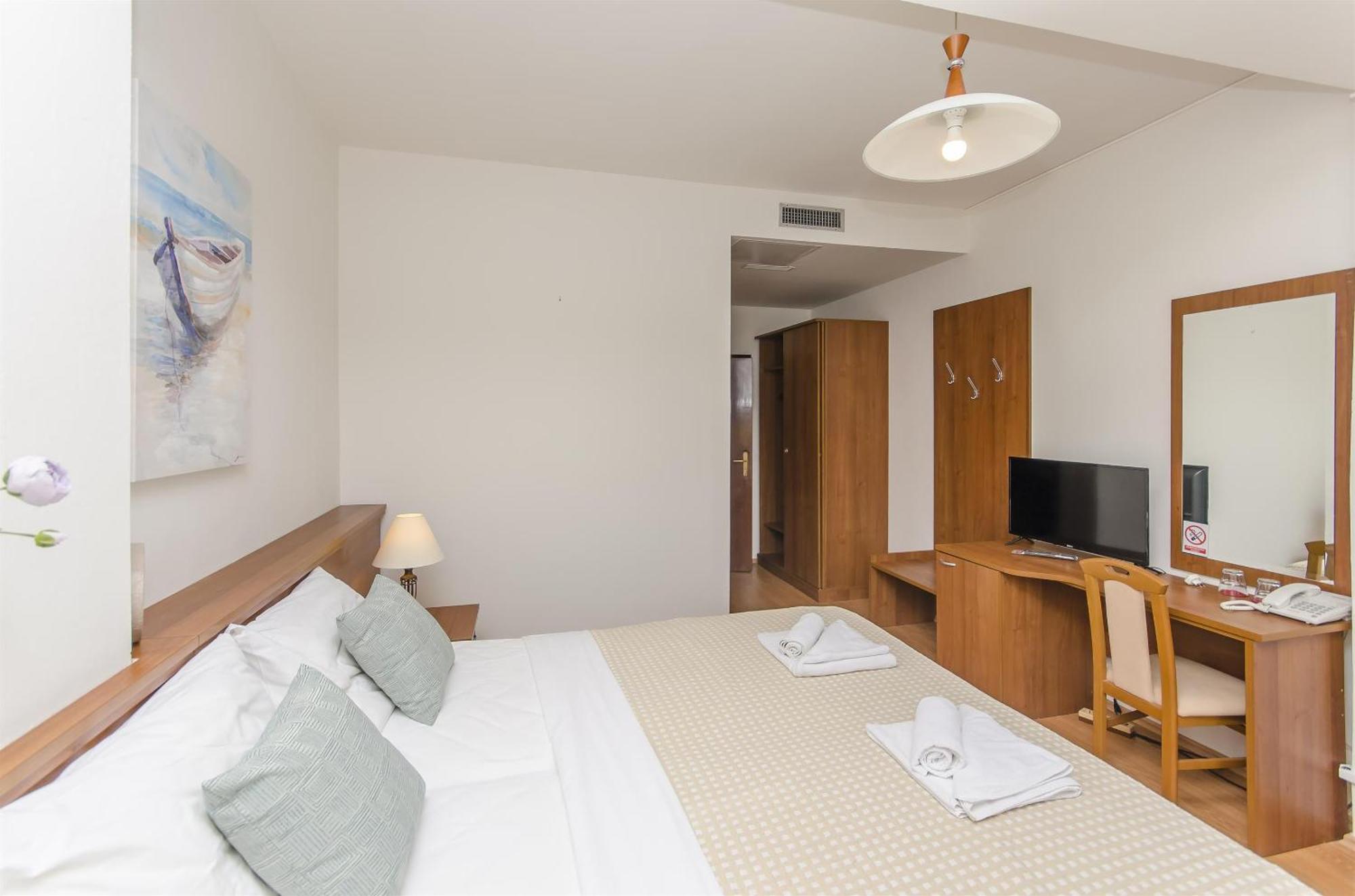 House Hotel Plava Laguna Tisno Exterior foto