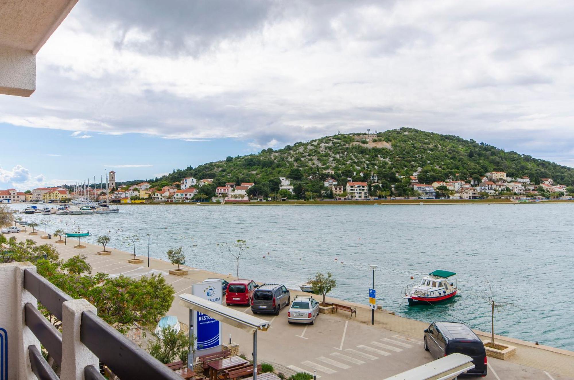 House Hotel Plava Laguna Tisno Quarto foto