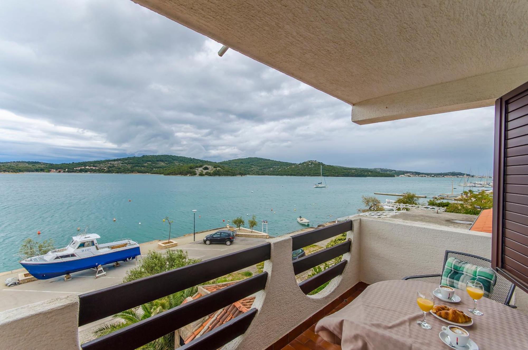 House Hotel Plava Laguna Tisno Quarto foto