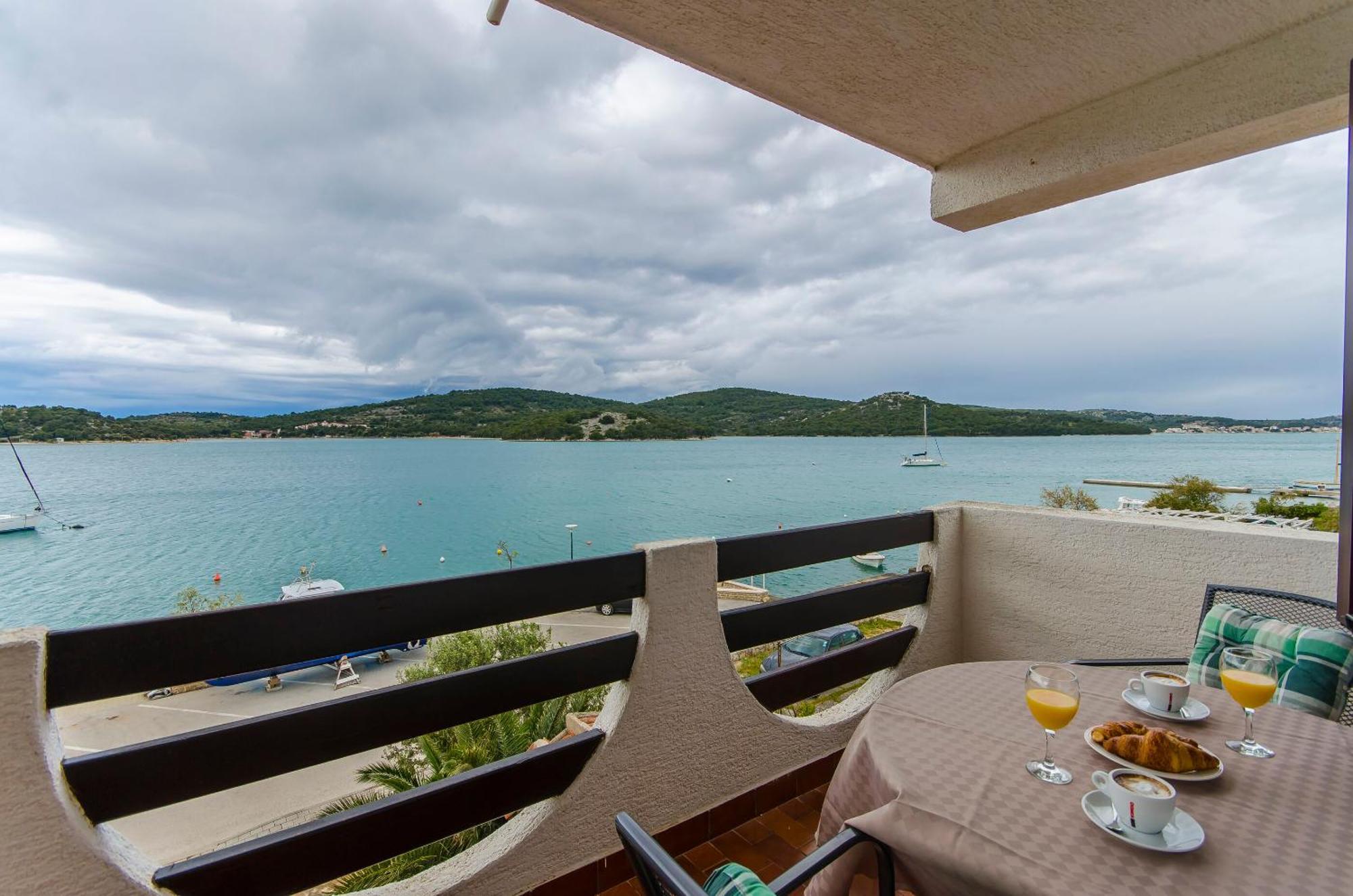 House Hotel Plava Laguna Tisno Quarto foto